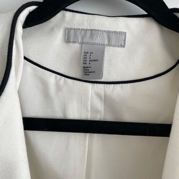 Forever21 size 4 cropped blazer gently worn gold detailing - Picture 3 of 3